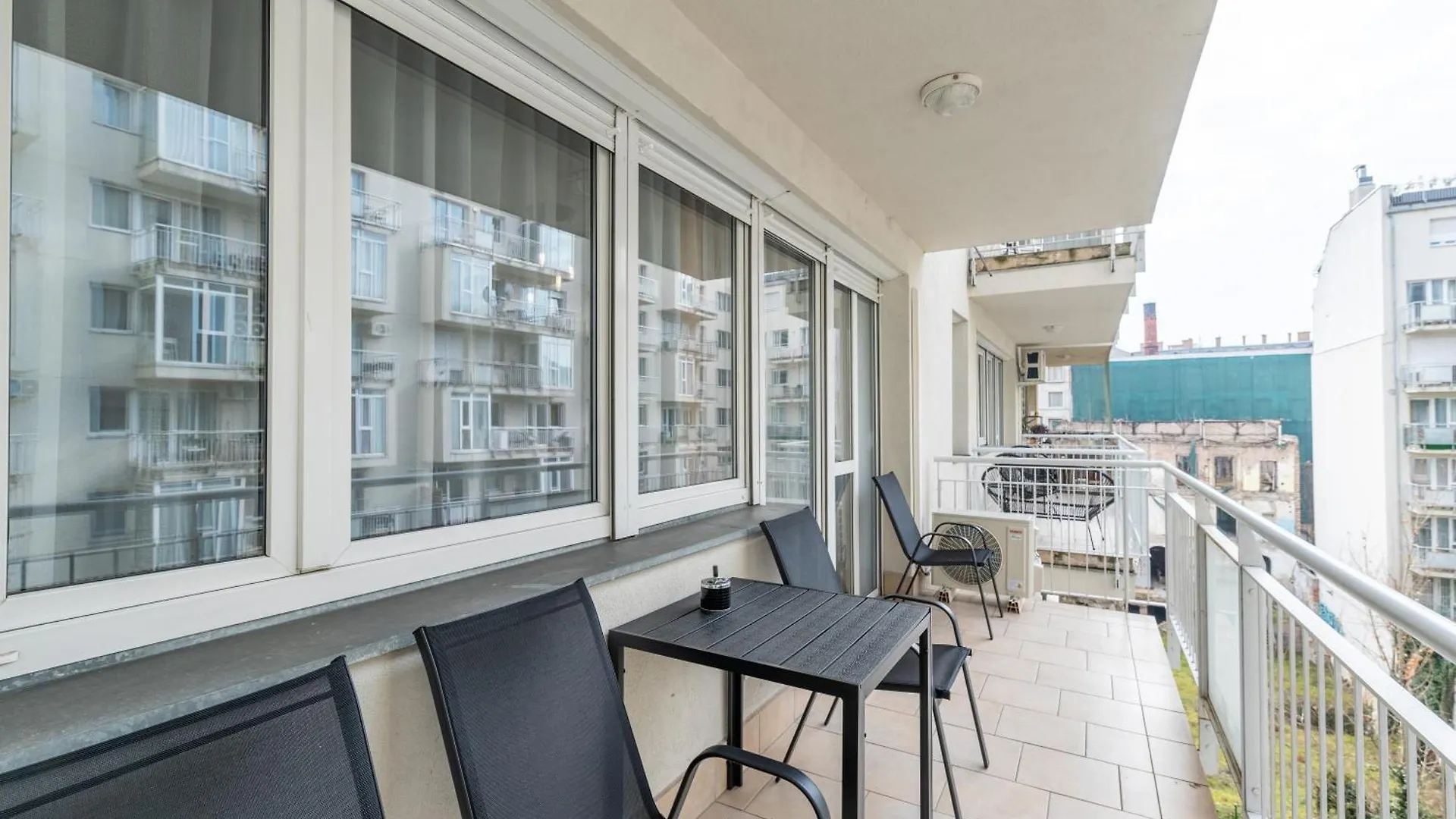 Party & Chill - Downtown Center With Big Balcony And Ac Daire Budapeşte